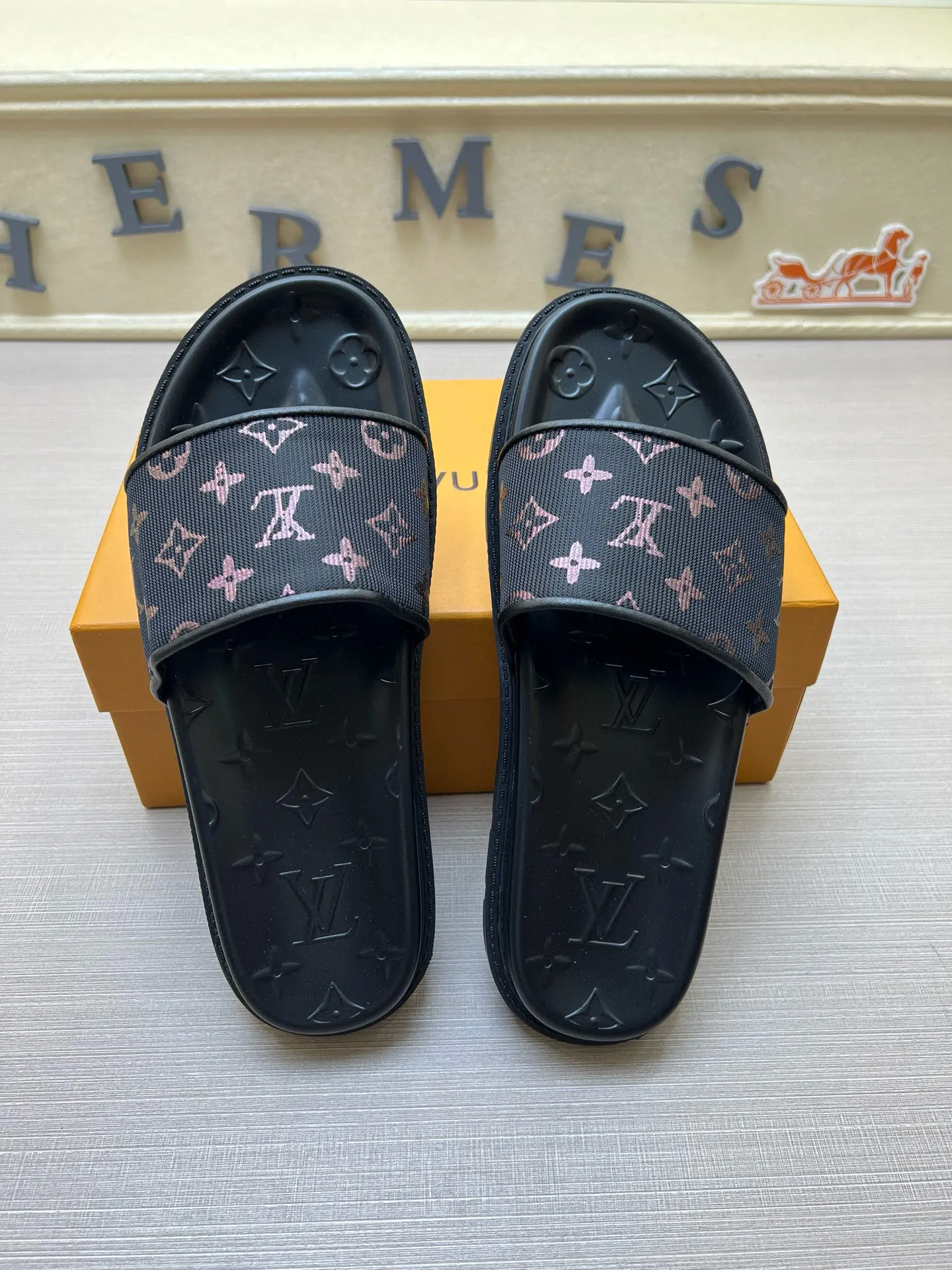P270🏆Louis Vuitton 🏆[Louis Vuitton] Spring/Summer 2025 [Men's Flip Flops] 🎯🎯As an active family in the fashion industry ⭐ Lv is characterized by bold innovation ⚡Create this casual business style for Chinese fashionable men ✨The fabric is made of imported high-grade cowhide 🔥 Clean and neat ⚡Fashionable and elegant🌹Breathable, sweat-absorbent and deodorant👈So luxurious, high-end and domineering. 👍Must be sold if you repost the picture. Number of yards: 38--46. Color: 🎉 For large quantities. Welcome to repost.